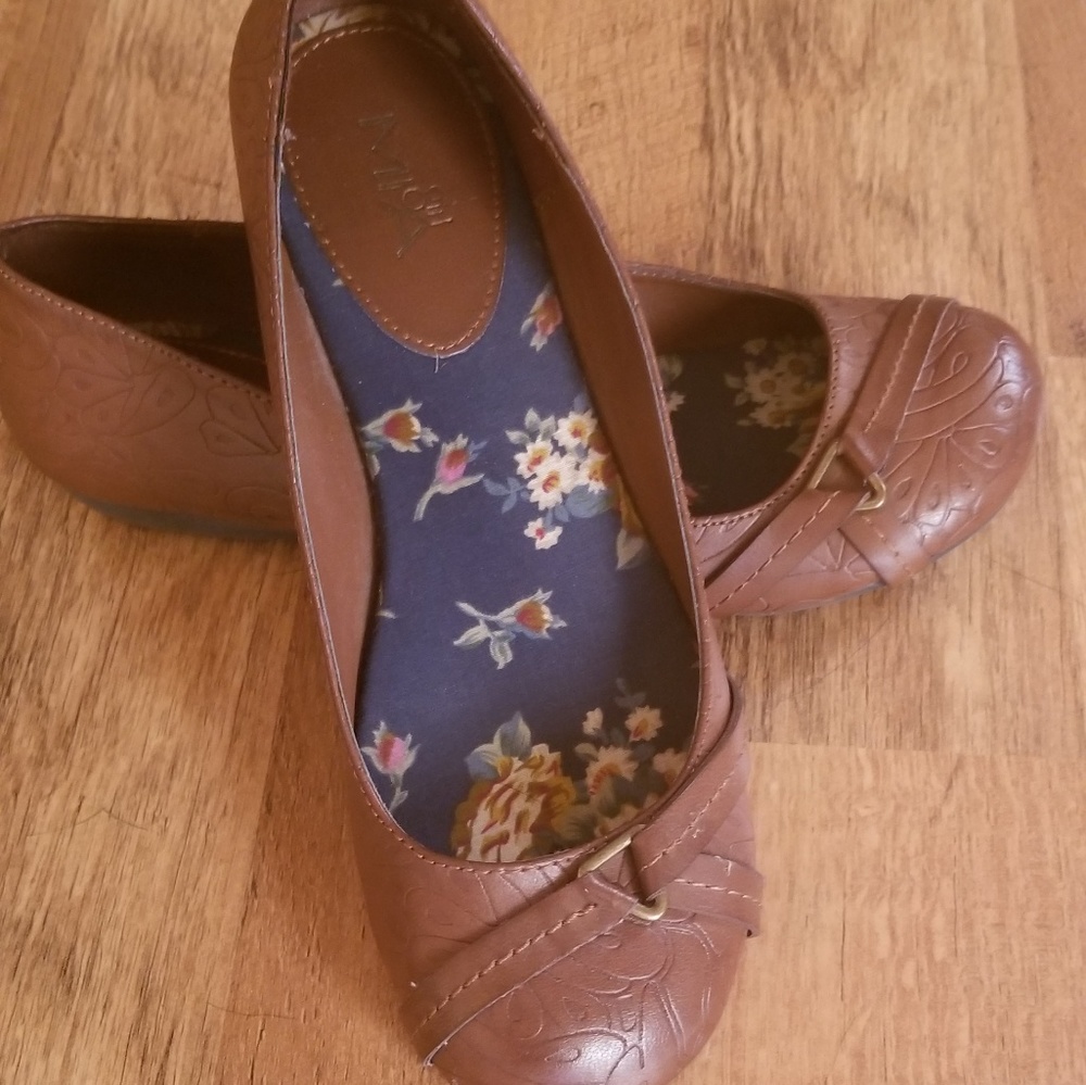 Cute brown flats size 8